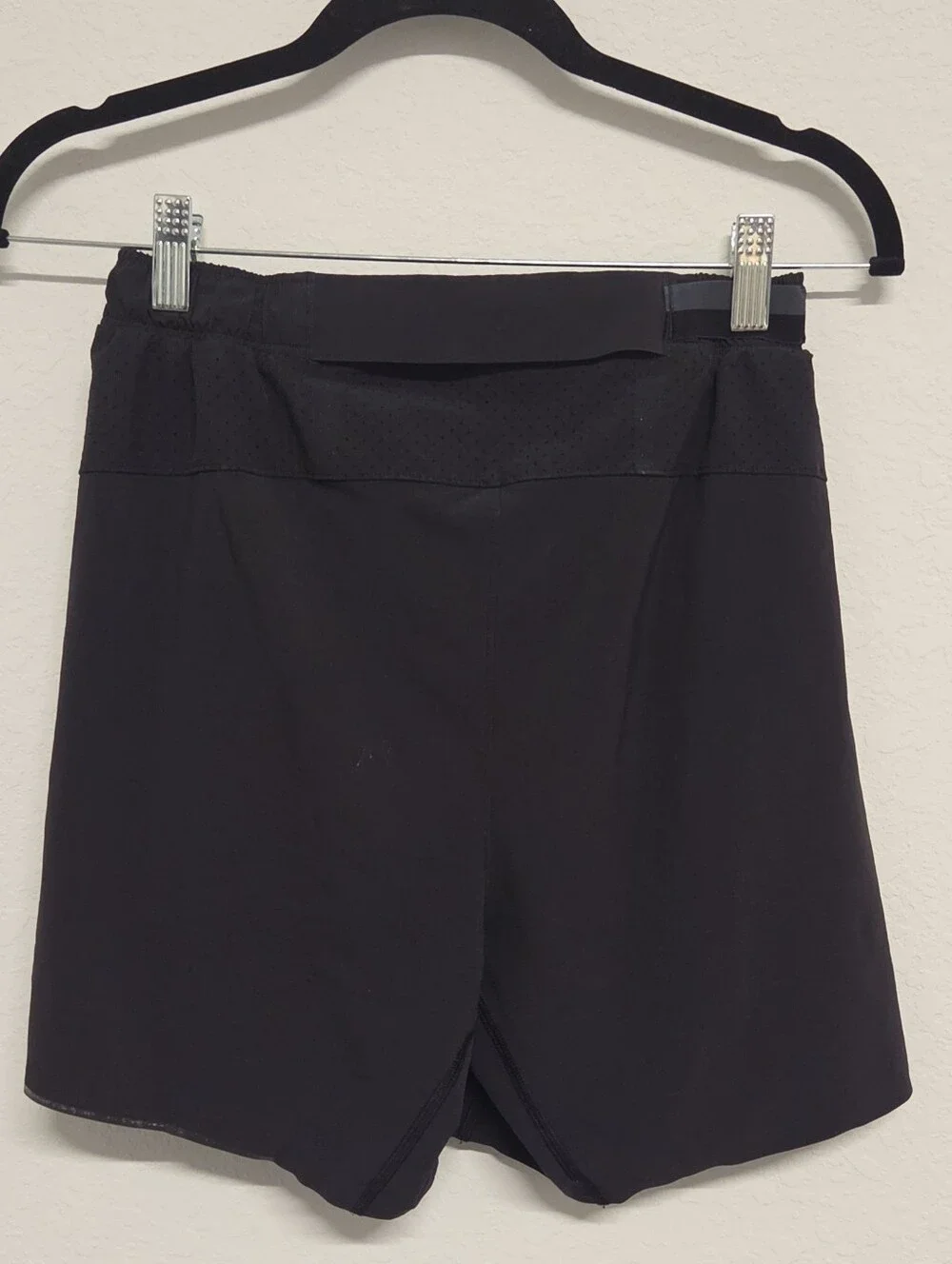 Lululemon  Athletica  mens shorts Small  Black 70